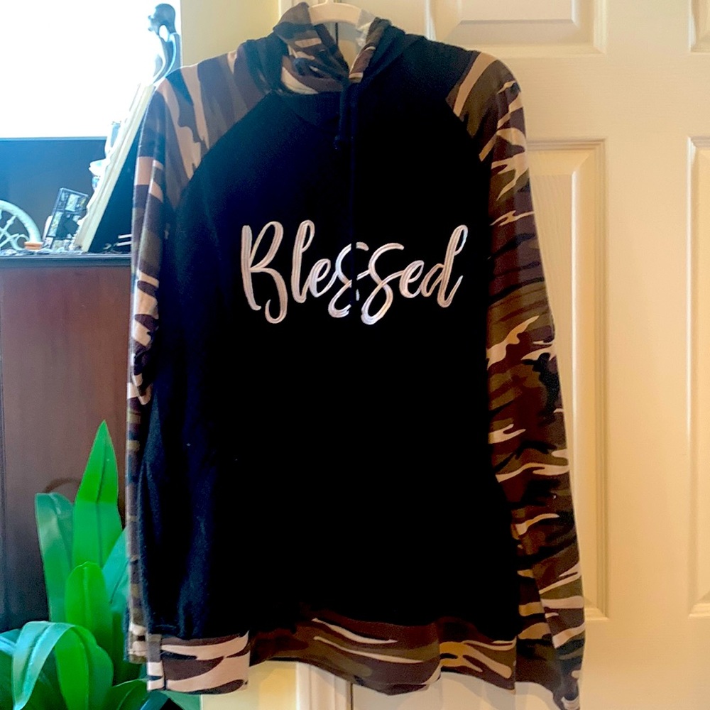 Hoodie camouflage and black.